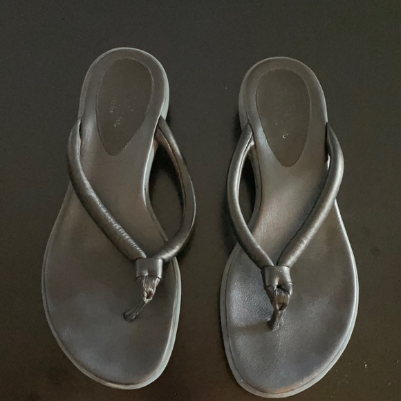 Black leather Cole Haan flip flops size 10 - Picture 1 of 3